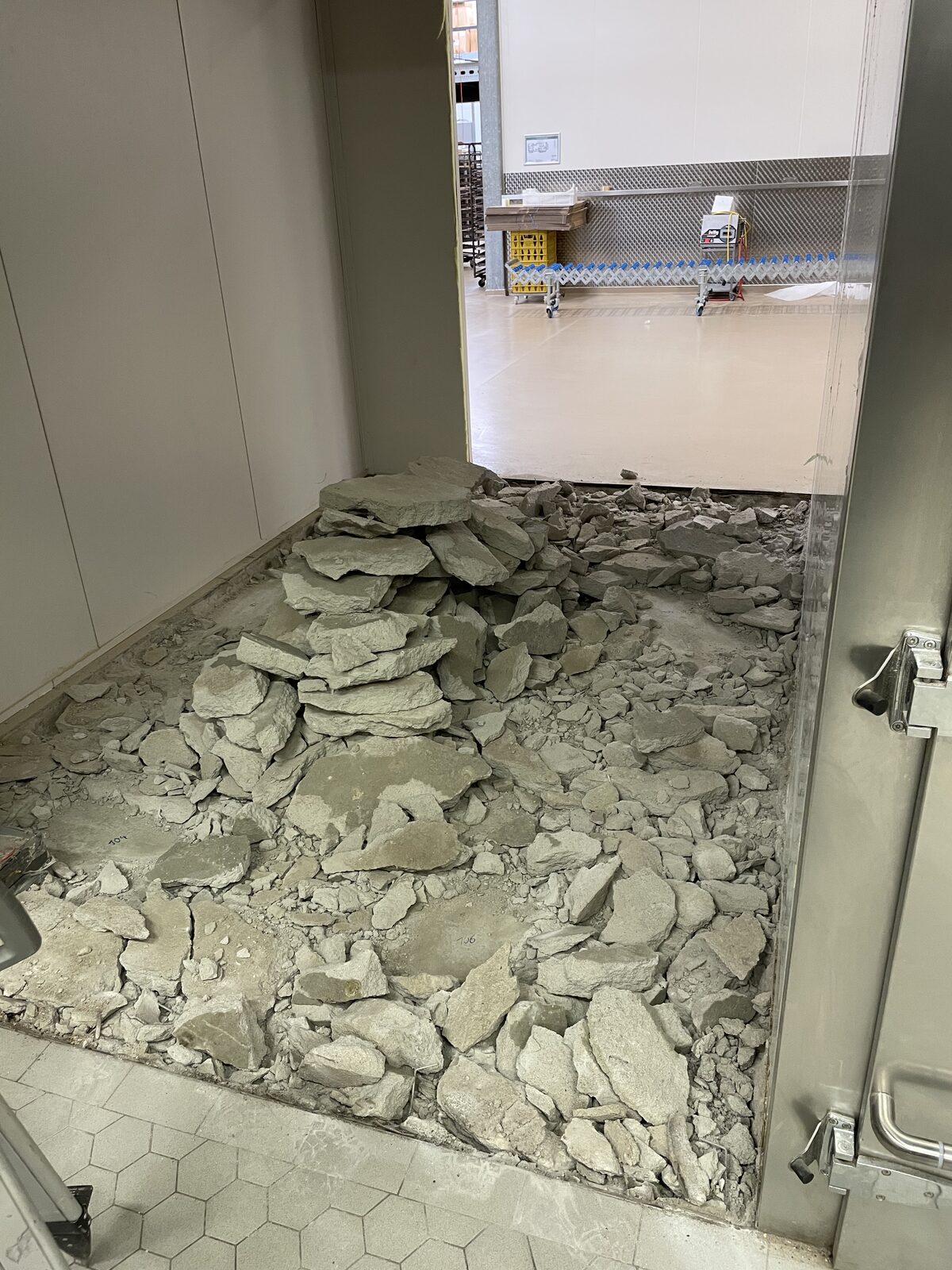Beton uitbreken en afbraakwerken door AST BV in een industriële bakkerij, provincie Antwerpen