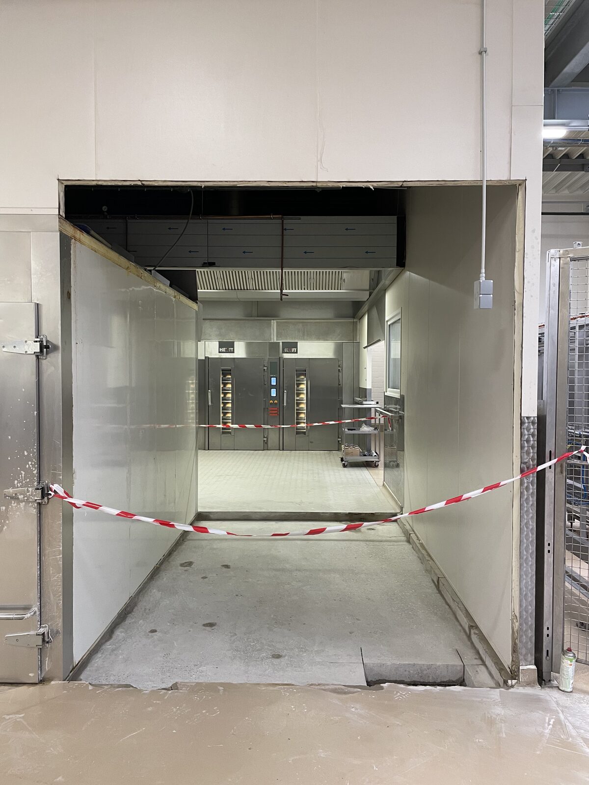 Afbraakwerken en betondoorbraak afgewerkt door aannemer AST BV