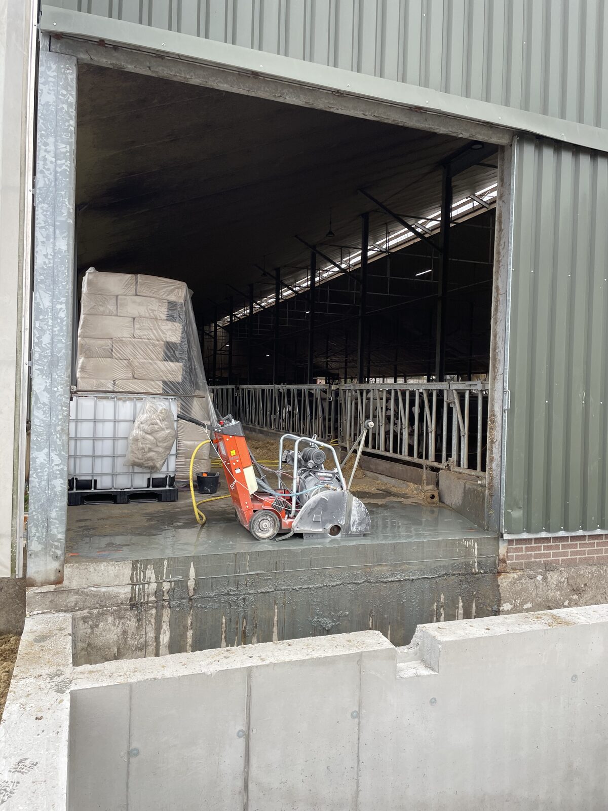 Betonzagen in een stalvloer — betonwerk en grondwerk door aannemer AST BV