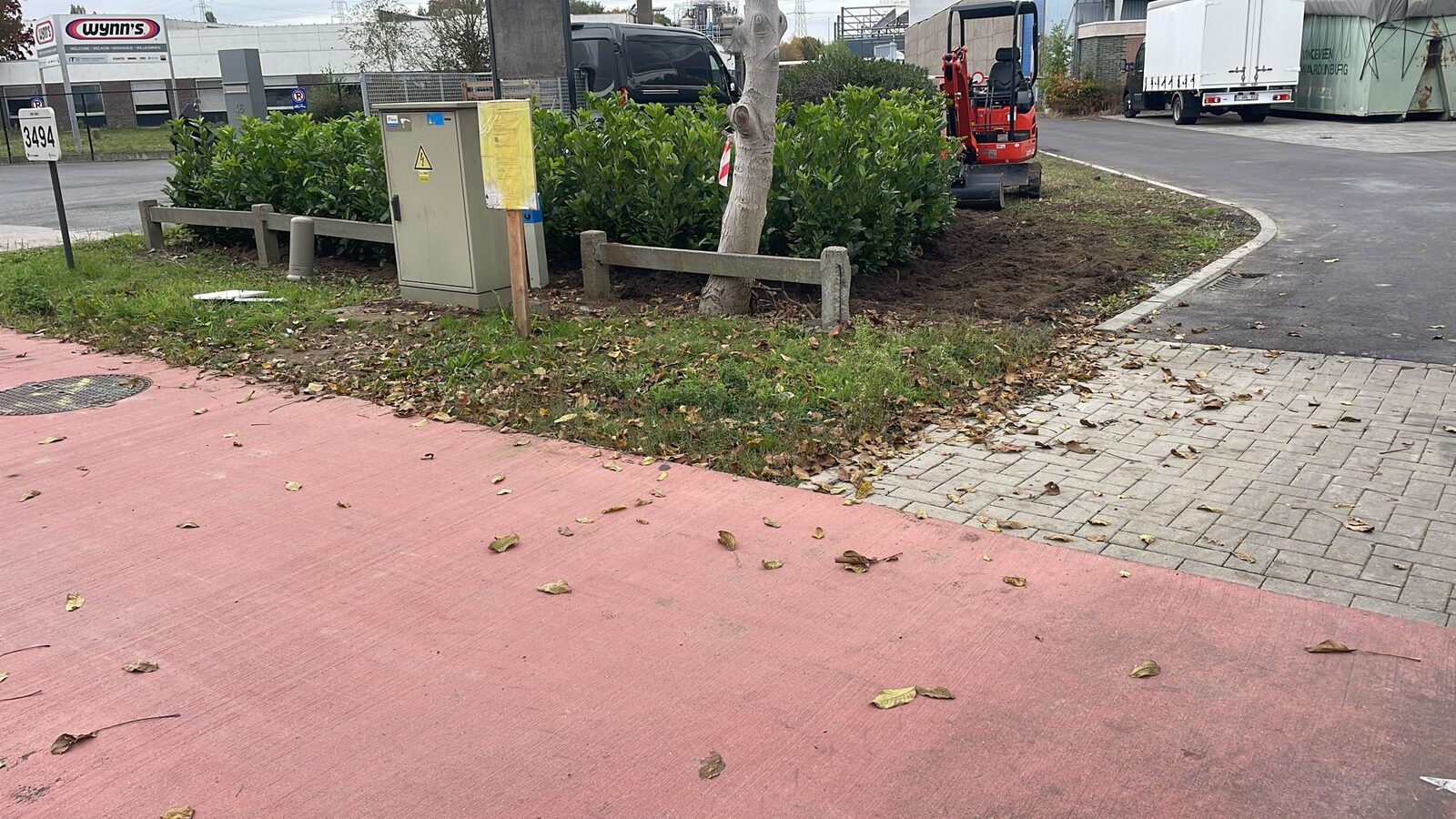 Grondwerken en groenwerk door AST BV — struiken uitbreken met minigraver in Sint-Niklaas