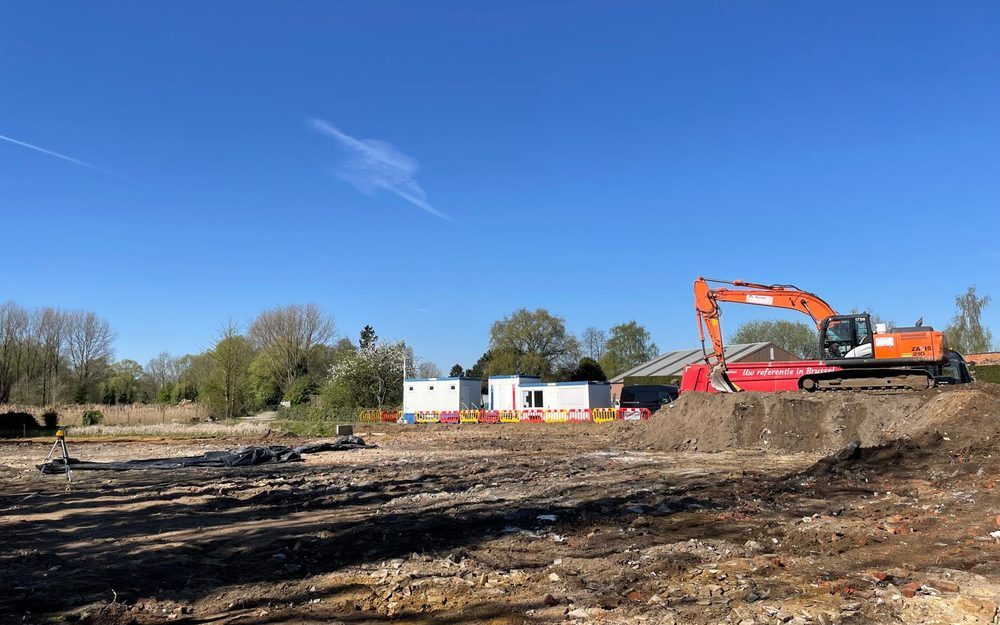 Grondwerken en grondverzet door AST BV — graafkraan op een uitgegraven werf in de provincie Antwerpen