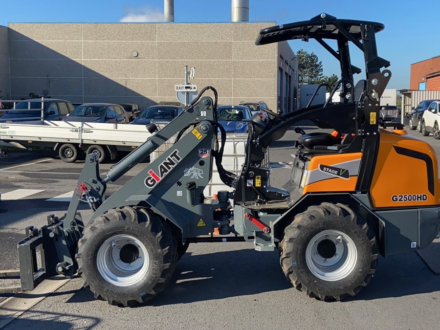 Machineverhuur bij AST BV — Giant G2500HD kniklader, te huur zonder machinist in de regio Wuustwezel