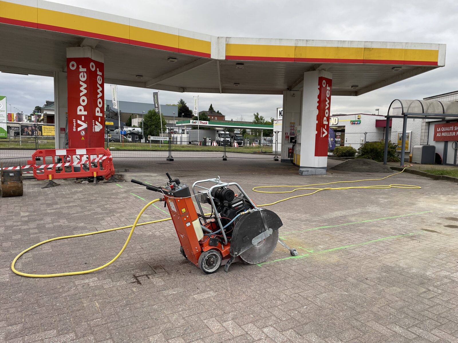 Betonzagen door AST BV — tankpiste van een tankstation inslijpen in Baelen, provincie Antwerpen