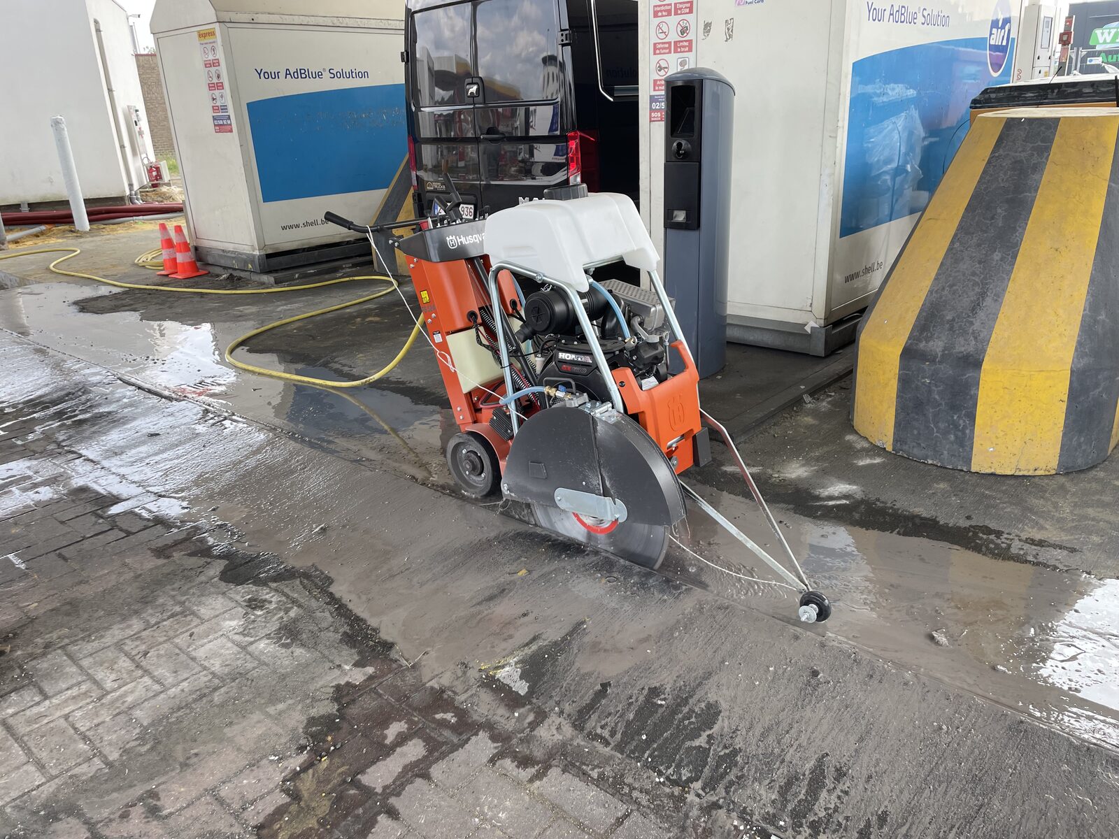 Betonzagen op een tankstation — precisiezaagwerk in beton door aannemer AST BV