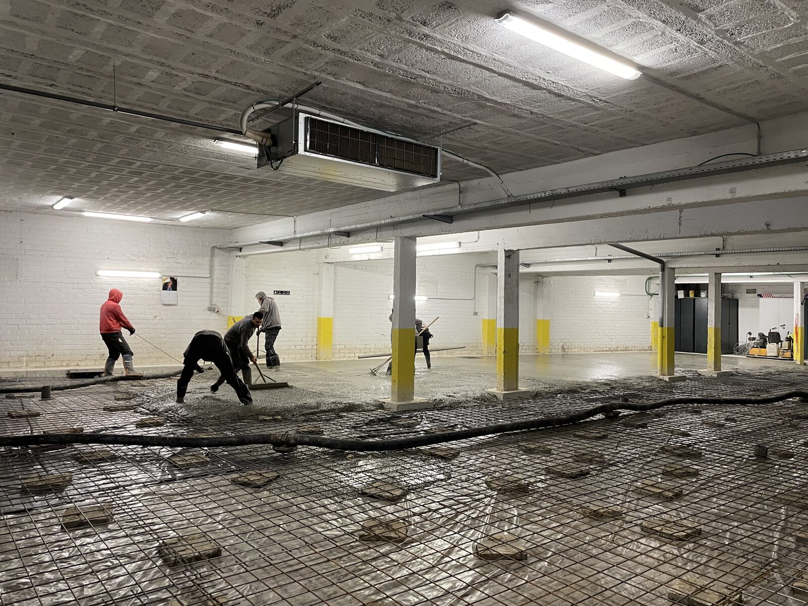 Betonwerken door AST BV — betonvloer storten